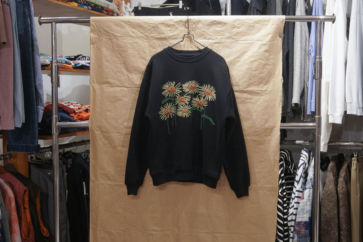 Niche. Bruine Neus Hand Embrodiery Sweat - Sunflower Black – OKURA