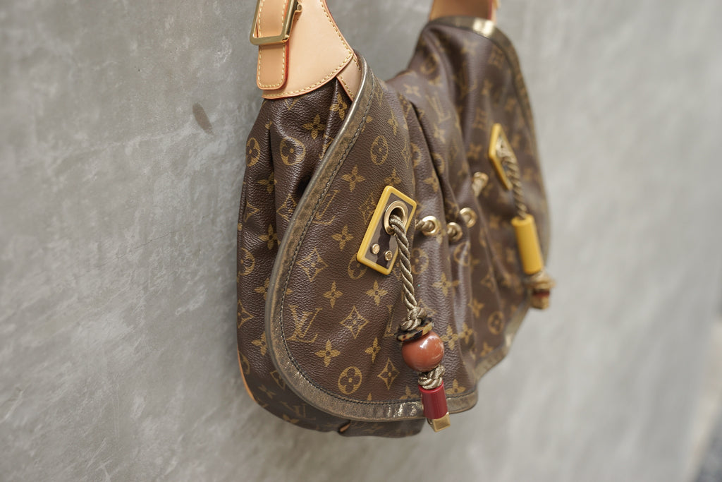 The Louis Vuitton Kalahari bag. Just gorgeous.  Womens fashion shoes,  Louis vuitton bag, Bags