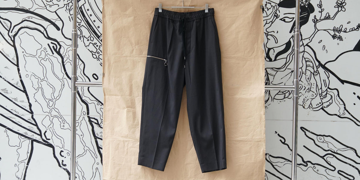 Anei Tapered Pants - Hybrid Tech Garbadine Fade Black – OKURA